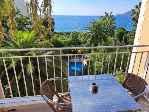 Terrasse avec vue mer vue jardin et piscine