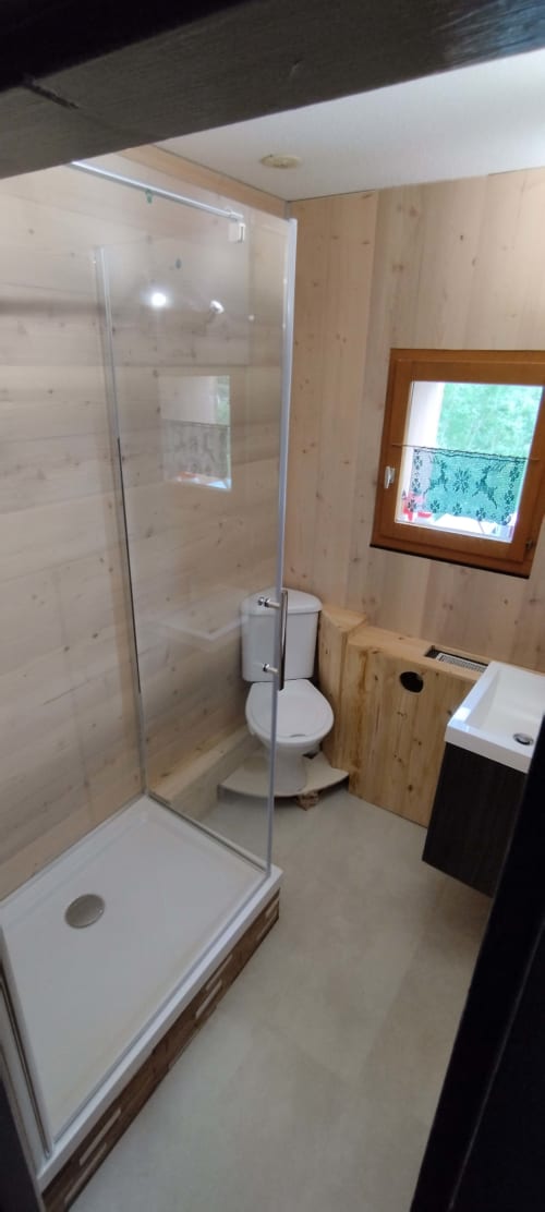 Salle de bain moderne avec douche à l'italienne, toilettes et lavabo au B&B L'étape Du Fanfoué à Chamrousse