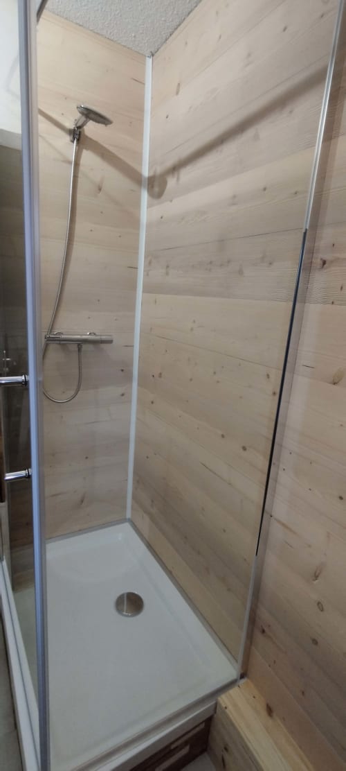 Douche moderne aux parois en bois avec pomme de douche effet pluie à L'étape Du Fanfoué, Chamrousse