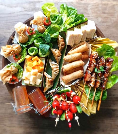 Plancha sans porc avec légumes frais, nems, brochettes grillées, fromage et sauce à Les Secrets de Winna