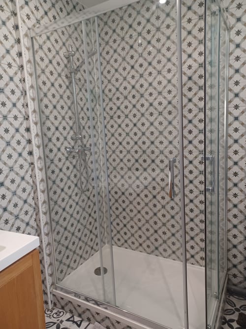 Douche moderne avec carrelage aux motifs géométriques au gîte Accolade à Châteaudun, France