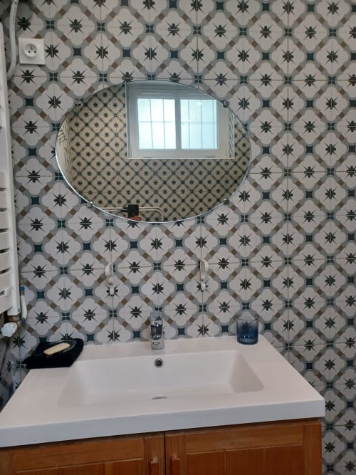 Vasque de salle de bain aux carreaux ornementés du cottage Accolade à Châteaudun