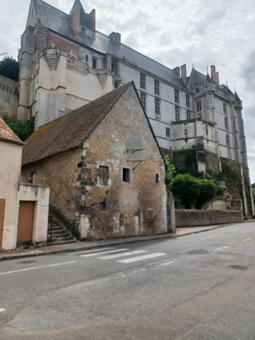 Chaumière pittoresque avec le château médiéval emblématique de Châteaudun, France