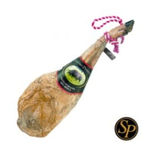 Jamón ibérico curado con etiqueta de vino y detalle de cuerda rosa, hospitalidad de Mérida