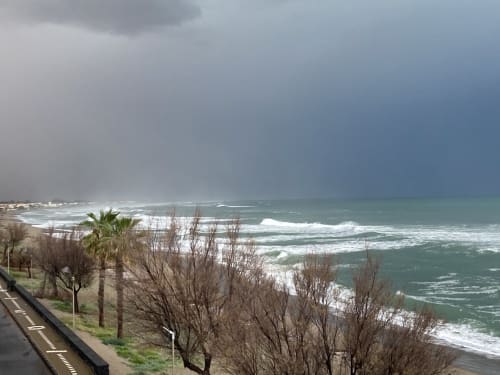Vista tempestosa della spiaggia di Agnone Bagni con onde agitate e vegetazione spoglia presso Noemi Holiday House