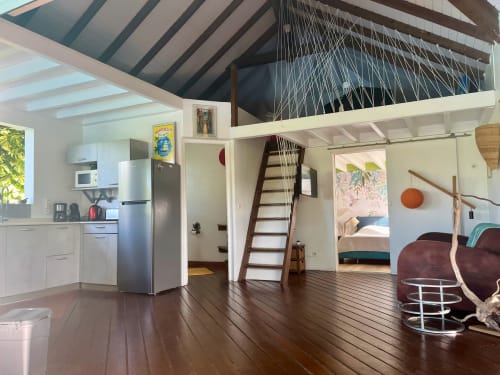 Intérieur moderne de villa aux Antilles à Saint-François avec cuisine ouverte, salle à manger et chambre mezzanine