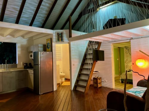 Intérieur de villa moderne aux Villas aux Antilles à Saint-François avec cuisine ouverte, parquets, escalier et