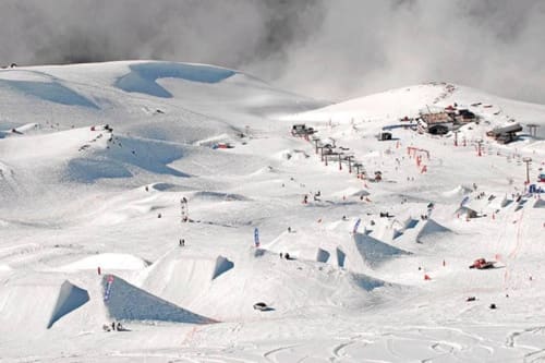Impresionante estación de esquí con pistas blancas, ideal para disfrutar de deportes de invierno y vistas espectaculares.