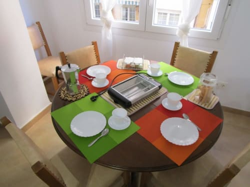 Cocina moderna equipada con todo lo necesario para preparar tus comidas favoritas en un espacio cómodo y funcional.