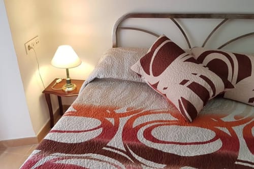 Confortable habitación con detalles acogedores, ideal para relajarse y disfrutar de un ambiente cálido y tranquilo.
