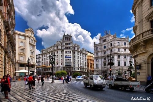 Centro histórico vibrante con edificios icónicos y un ambiente lleno de vida en cada esquina.
