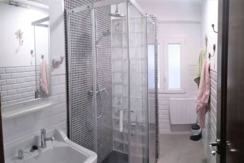 Baño luminoso con diseño moderno, ducha espaciosa y detalles elegantes para tu comodidad.