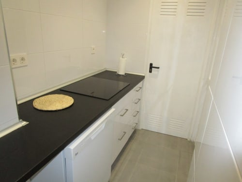 Cocina moderna equipada con todo lo necesario para preparar tus comidas favoritas en un espacio cómodo y funcional.