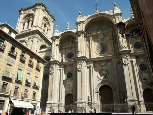 Fachada monumental de la Catedral de Granada, joya renacentista y centro histórico de la ciudad.