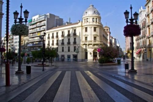 Plaza céntrica con edificios históricos y un ambiente vibrante, perfecta para pasear y disfrutar del entorno urbano.