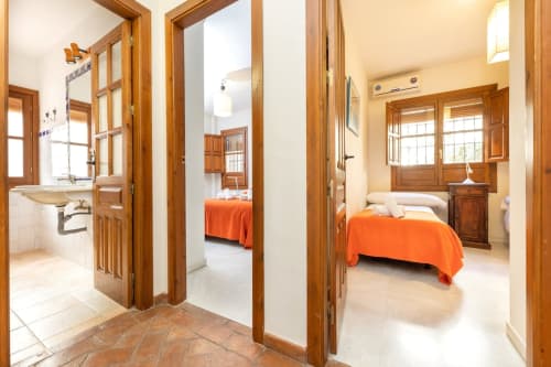 Comodidad y estilo en esta habitación luminosa, con acceso directo al baño.
