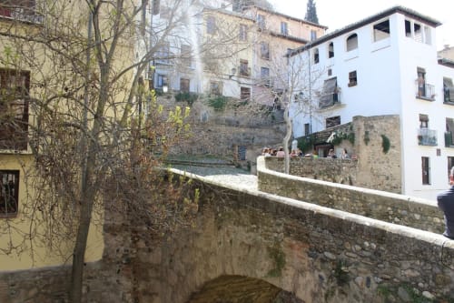 Encantadora vista del Albaicín, con callejones empedrados y vistas de las casas tradicionales.