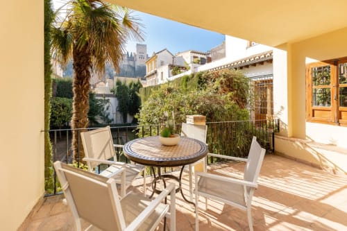Disfruta de unas vistas únicas de la Alhambra desde tu propia terraza privada.