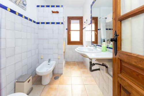 Disfruta de un baño luminoso y cómodo con ventanas que permiten la entrada de luz natural.