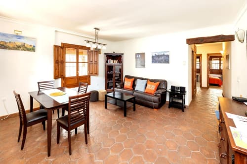 Amplio salón con detalles rústicos, vistas al Albaicín y comodidad para compartir momentos inolvidables.