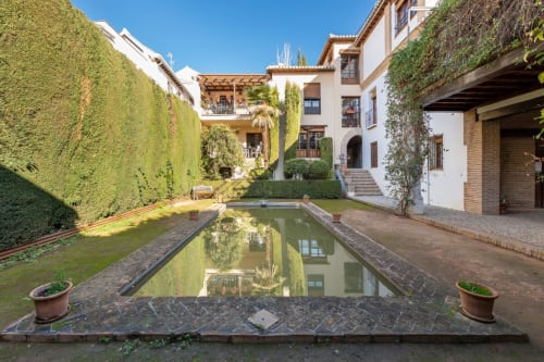 Disfruta de un encantador patio con estanque y una vista impresionante desde tu alojamiento en Albaicín.