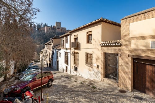 Ubicación inmejorable con vistas a la Alhambra y la tranquilidad del Albaicín.