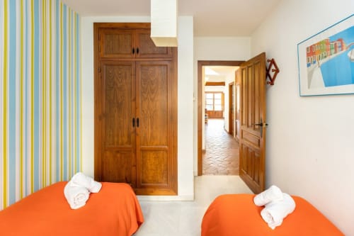 Habitación colorida y luminosa con dos camas, ideal para descansar en el centro de la ciudad.