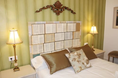 Cabecero creativo con libros abiertos, decoración vintage en habitación acogedora y elegante iluminación.