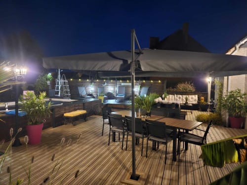 La  terrasse de nuit et coin bain de soleil 