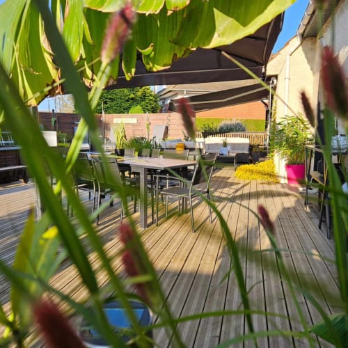 Terrasse plein sud avec son solarium et coin salon et table petits déjeuners et diners