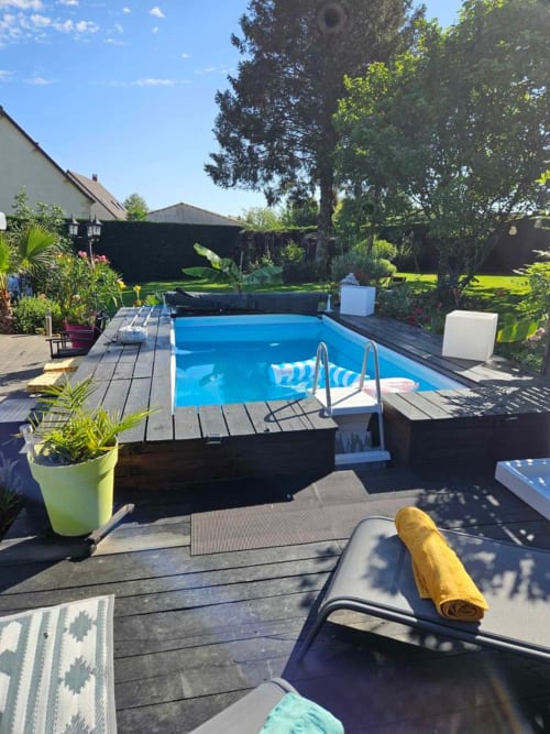 <img src="piscine.jpg" alt="Piscine extérieure des Épinettes à Crèvecœur-le-Grand, accessible aux clients des chambres d'hôtes">
