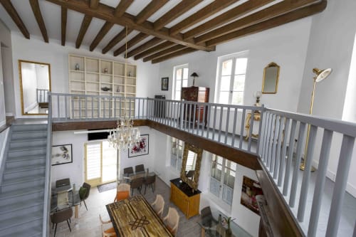 Spacieux loft dans un cottage d'Accolade Châteaudun avec poutres apparentes, mezzanine et mobilier d'époque.