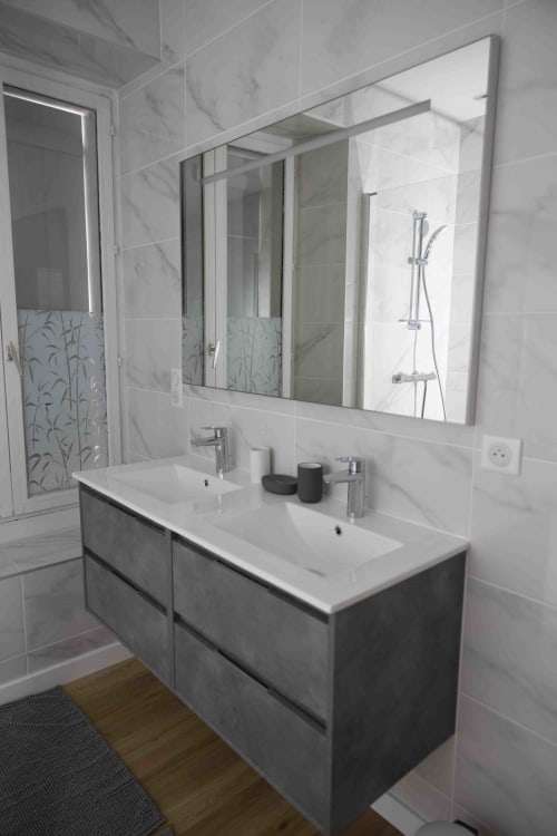 Salle de bain moderne avec vasque double et grand miroir au gîte Accolade à Châteaudun, France