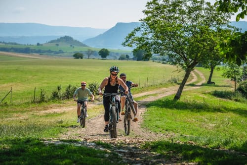 balade à vélo avec guide local, sud Aveyron, location vélo VTT, location VTTAE location Gravel