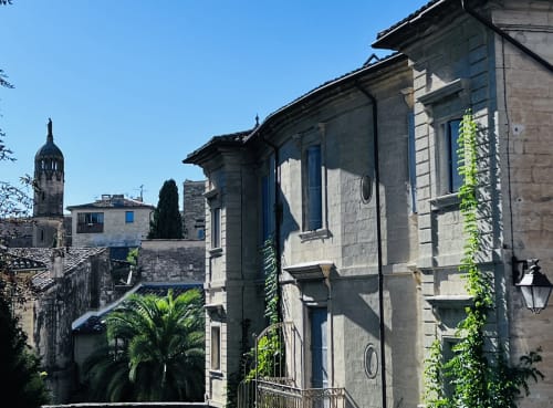 Maison de maître Les toiles à Elise Avignon Provence Location Chambre Soleil Climatisation Spacieux Piscine Jardin Calme Cigales Platane Fraîcheur Tableaux Semaine Week-end Détente 