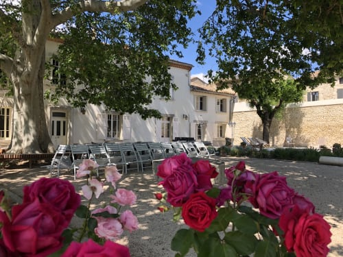 Maison de maître Les toiles à Elise Avignon Provence Location Chambre Soleil Climatisation Spacieux Piscine Jardin Calme Cigales Platane Fraîcheur Tableaux Semaine Week-end Détente 