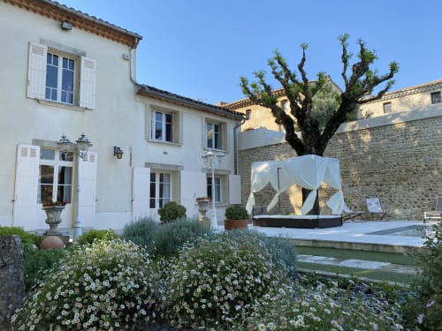 Maison de maître Les toiles à Elise Avignon Provence Location Chambre Soleil Climatisation Spacieux Piscine Jardin Calme Cigales Platane Fraîcheur Tableaux Semaine Week-end Détente 