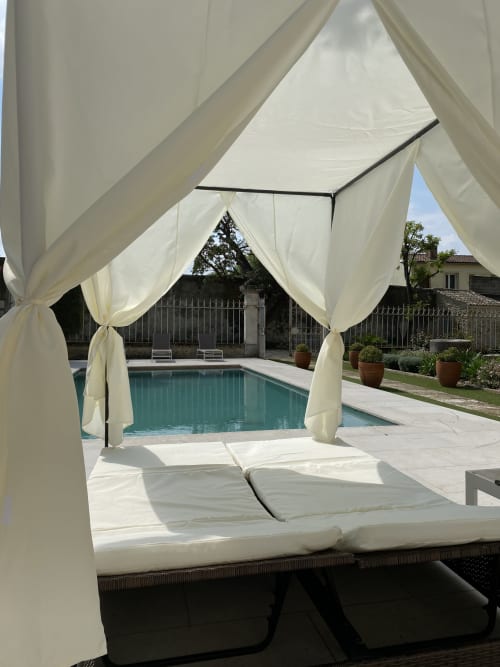 Maison de maître Les toiles à Elise Avignon Provence Location Chambre Soleil Climatisation Spacieux Piscine Jardin Calme Cigales Platane Fraîcheur Tableaux Semaine Week-end Détente 