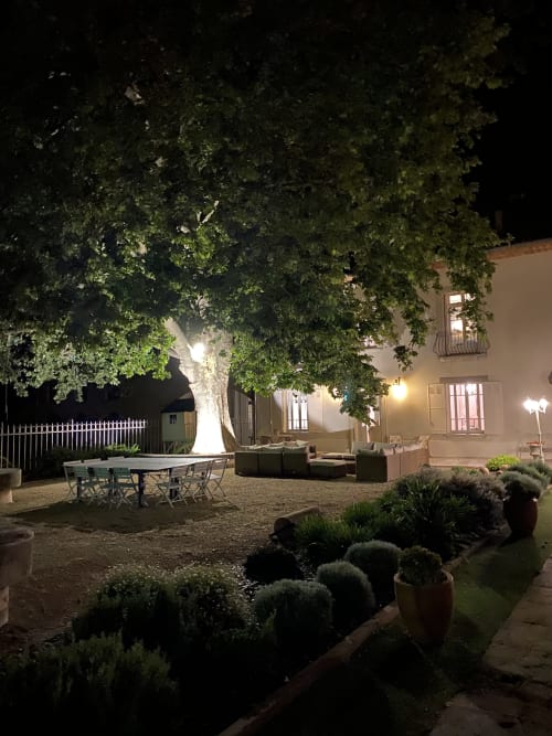 Maison de maître Les toiles à Elise Avignon Provence Location Chambre Soleil Climatisation Spacieux Piscine Jardin Calme Cigales Platane Fraîcheur Tableaux Semaine Week-end Détente 