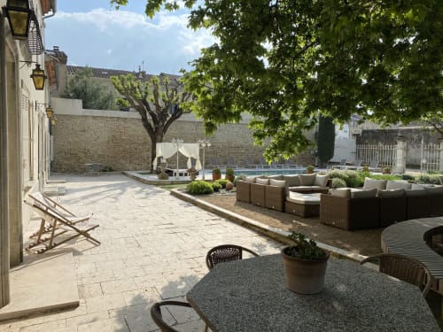 Maison de maître Les toiles à Elise Avignon Provence Location Chambre Soleil Climatisation Spacieux Piscine Jardin Calme Cigales Platane Fraîcheur Tableaux Semaine Week-end Détente 