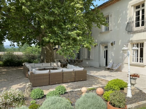 Maison de maître Les toiles à Elise Avignon Provence Location Chambre Soleil Climatisation Spacieux Piscine Jardin Calme Cigales Platane Fraîcheur Tableaux Semaine Week-end Détente 