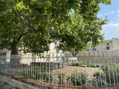 Maison de maître Les toiles à Elise Avignon Provence Location Chambre Soleil Climatisation Spacieux Piscine Jardin Calme Cigales Platane Fraîcheur Tableaux Semaine Week-end Détente 