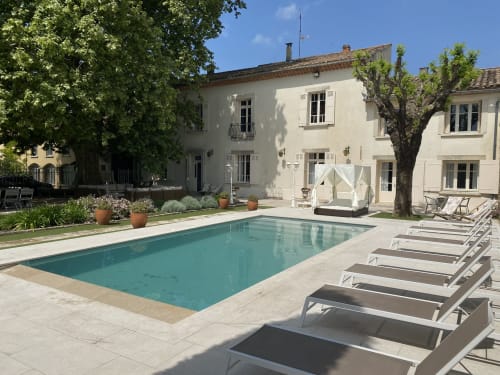 Maison de maître Les toiles à Elise Avignon Provence Location Chambre Soleil Climatisation Spacieux Piscine Jardin Calme Cigales Platane Fraîcheur Tableaux Semaine Week-end Détente 