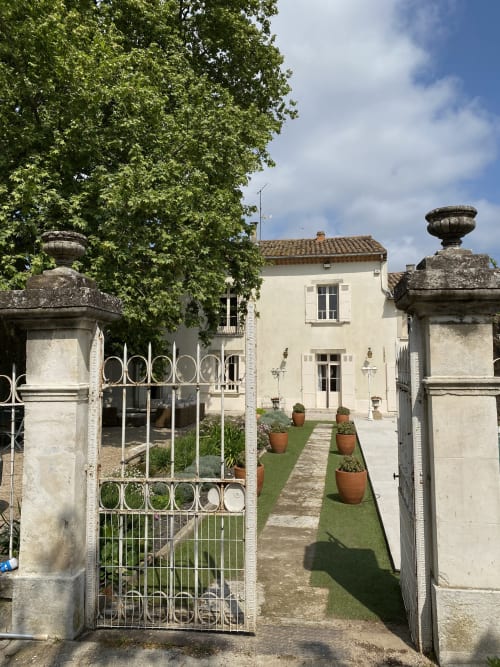 Maison de maître Les toiles à Elise Avignon Provence Location Chambre Soleil Climatisation Spacieux Piscine Jardin Calme Cigales Platane Fraîcheur Tableaux Semaine Week-end Détente 