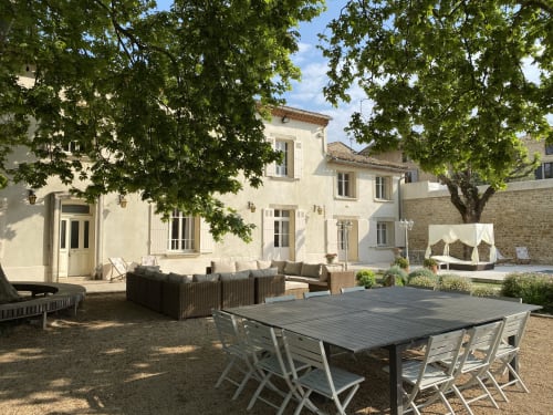 Maison de maître Les toiles à Elise Avignon Provence Location Chambre Soleil Climatisation Spacieux Piscine Jardin Calme Cigales Platane Fraîcheur Tableaux Semaine Week-end Détente 