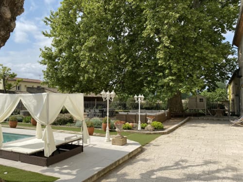 Maison de maître Les toiles à Elise Avignon Provence Location Chambre Soleil Climatisation Spacieux Piscine Jardin Calme Cigales Platane Fraîcheur Tableaux Semaine Week-end Détente 