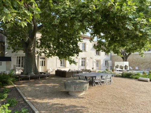 Maison de maître Les toiles à Elise Avignon Provence Location Chambre Soleil Climatisation Spacieux Piscine Jardin Calme Cigales Platane Fraîcheur Tableaux Semaine Week-end Détente 