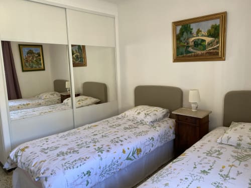 Maison de maître Les toiles à Elise Avignon Provence Location Chambre Soleil Climatisation Spacieux Piscine Jardin Calme Cigales Platane Fraîcheur Tableaux Semaine Week-end Détente 