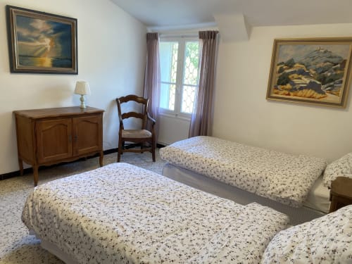 Maison de maître Les toiles à Elise Avignon Provence Location Chambre Soleil Climatisation Spacieux Piscine Jardin Calme Cigales Platane Fraîcheur Tableaux Semaine Week-end Détente 