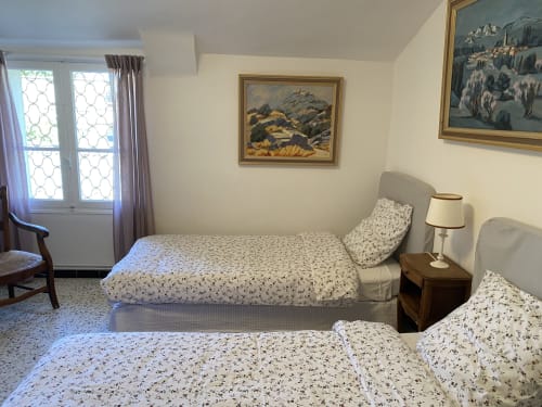 Maison de maître Les toiles à Elise Avignon Provence Location Chambre Soleil Climatisation Spacieux Piscine Jardin Calme Cigales Platane Fraîcheur Tableaux Semaine Week-end Détente 